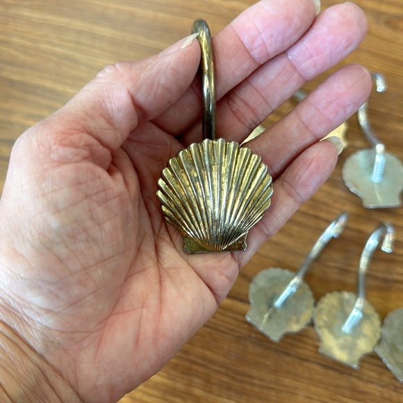 Gold shell shower hooks - Picture 3 of 3